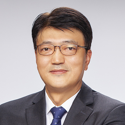 Daniel Choi è l'attuale Presidente e CEO di Superior Essex, nomina che ha ricevuto nel marzo 2022. Prima della nomina ha ricoperto il ruolo di Regional President, North and South Americas per la LS Cable & System, dove ha gestito la strategia di prodotto e le vendite, in aggiunta alla direzione delle operazioni della società nel settore dei cavi di alimentazione. Ha lavorato in Superior Essex o nella società madre LS Cable & System a partire dal 1999, anno in cui ha cominciato il suo percorso di carriera come Manager, Electronic Component Development Group presso il centro ricerche della società. Ha conseguito la laurea in Scienza e ingegneria dei materiali presso la Pohang University of Science and Technology (Corea del Sud). Ha proseguito la sua formazione con una laurea magistrale in Scienza e Ingegneria dei Materiali e un Dottorato di Ricerca nella stessa disciplina presso la Seoul National University (Corea del Sud). Ha completato la sua formazione manageriale ottenendo un MBA presso la Helsinki School of Economics (Finlandia).